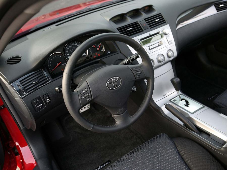 Торпедо Toyota Camry Solara Convertible 2004 года  (фото 7 из 27)